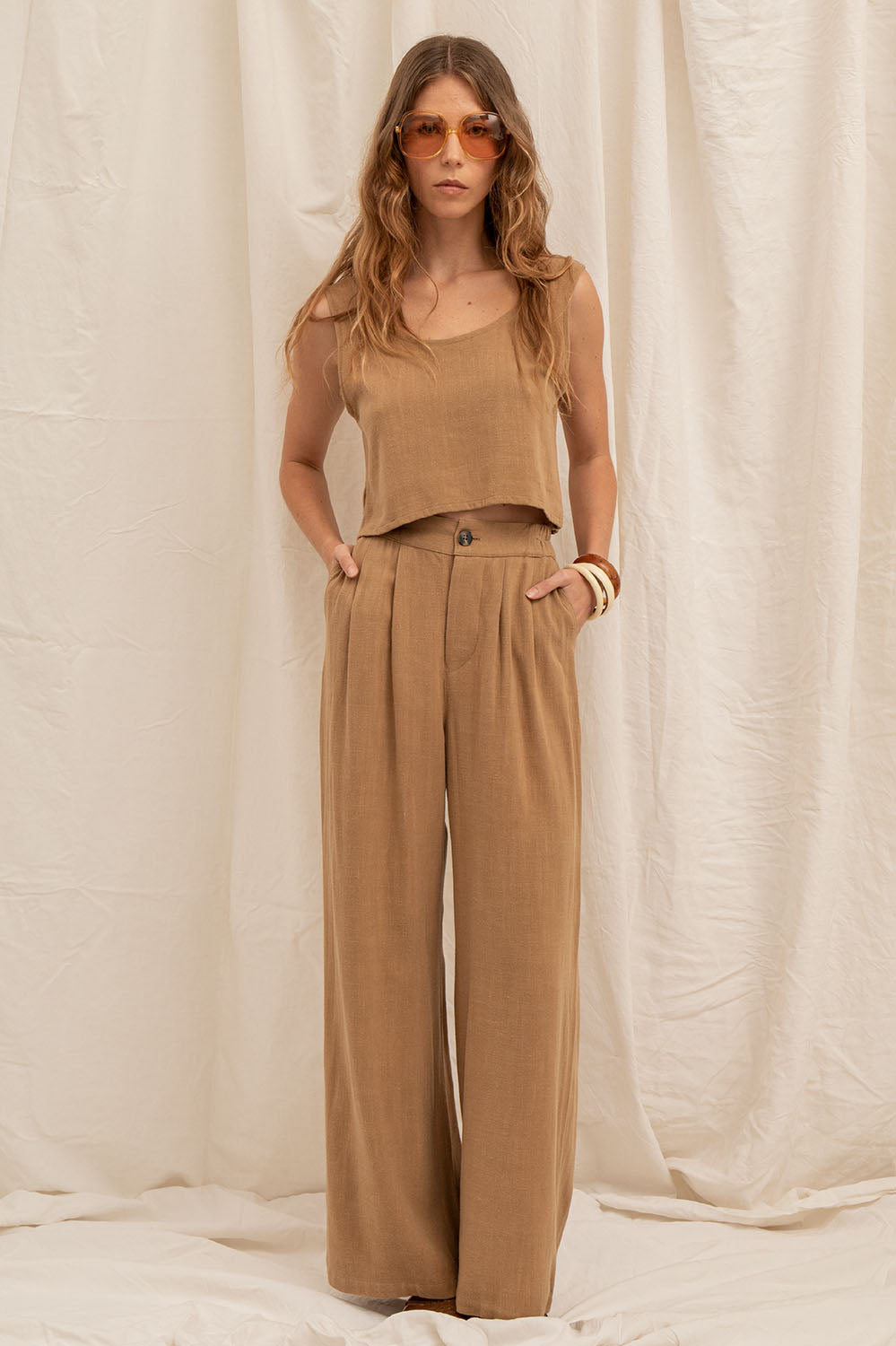 Pantalon Alba coloris latte – coupe fluide, taille haute et plis marqués sur le devant
