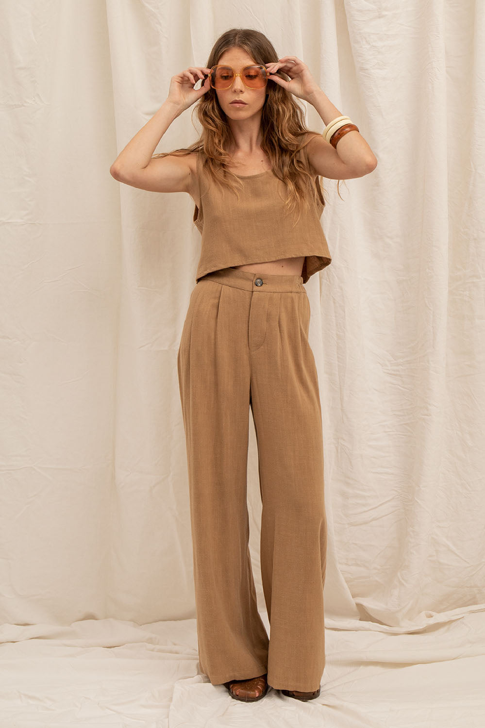 Look complet La Treille – pantalon Alba latte au style vintage chic et naturel
