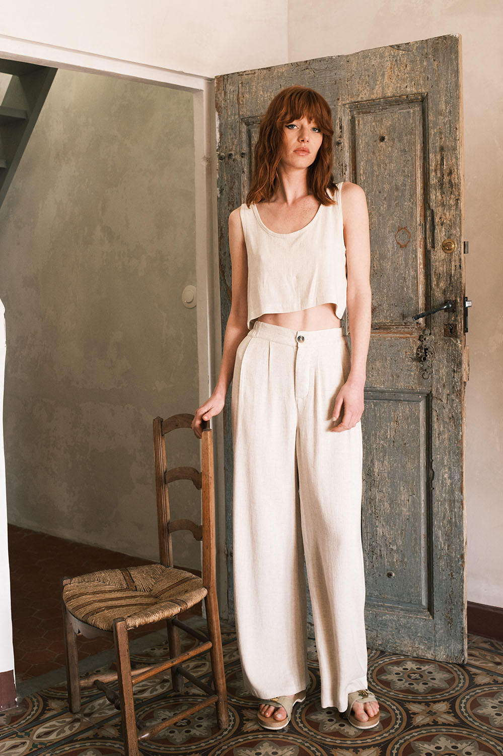 Pantalon Alba en lin naturel – coupe fluide, taille haute avec plis sur le devant.