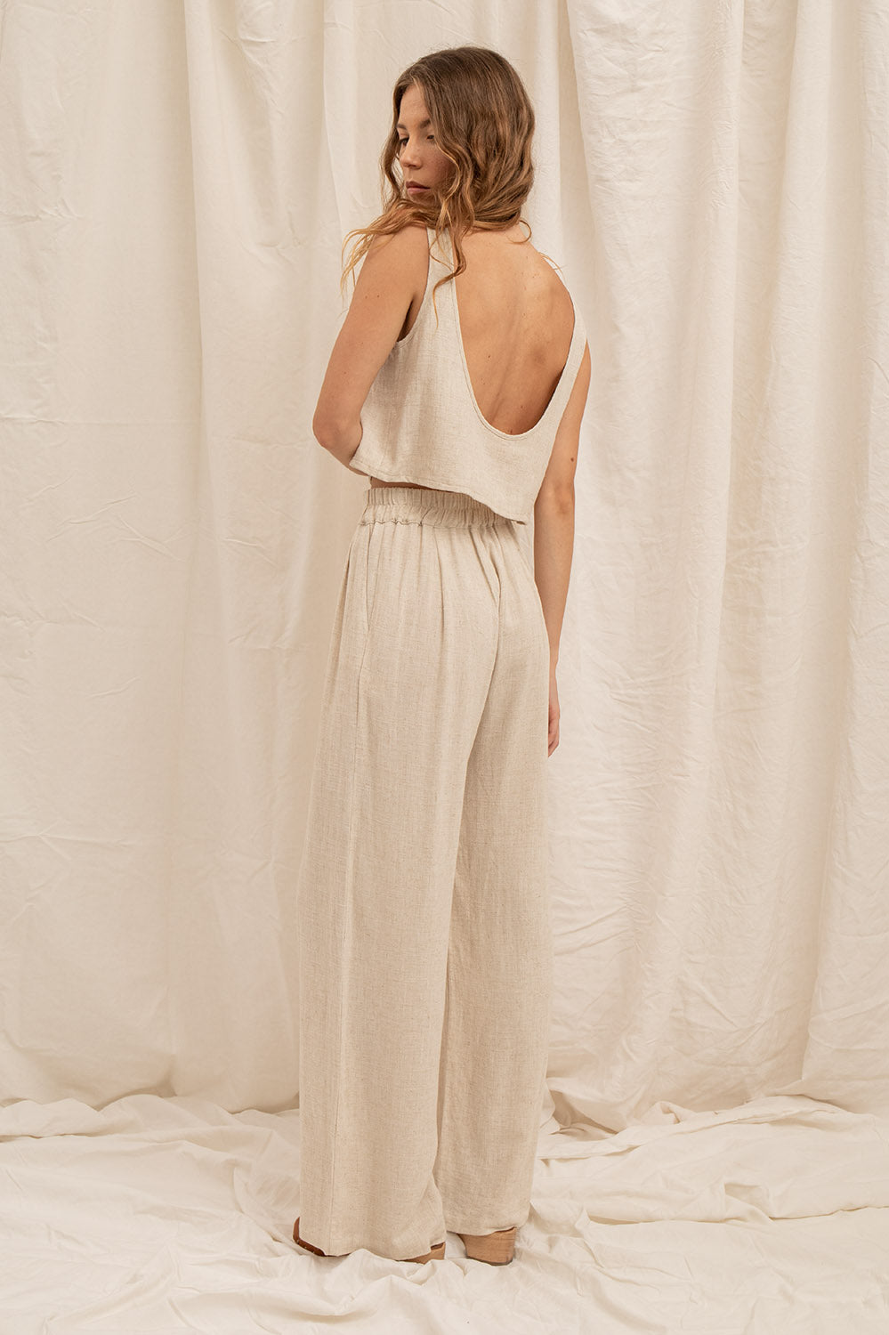 Vue de dos du pantalon Alba – ceinture élastiquée et dos du top assorti en lin.