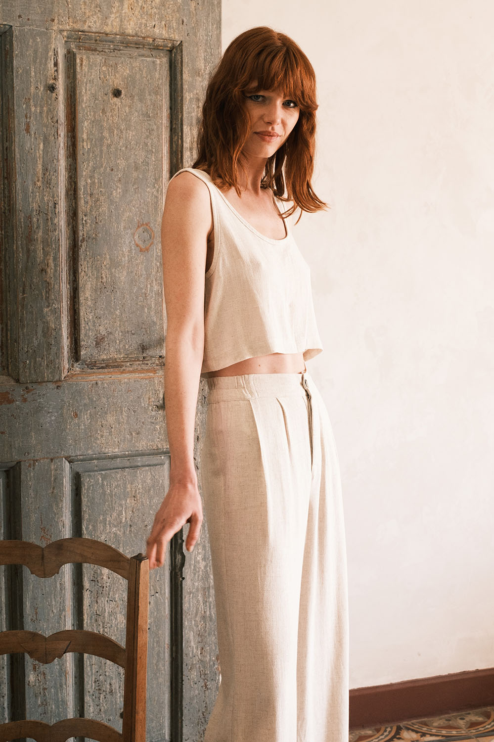Pantalon large Alba coloris lin – vue de profil, allure naturelle et élégante.