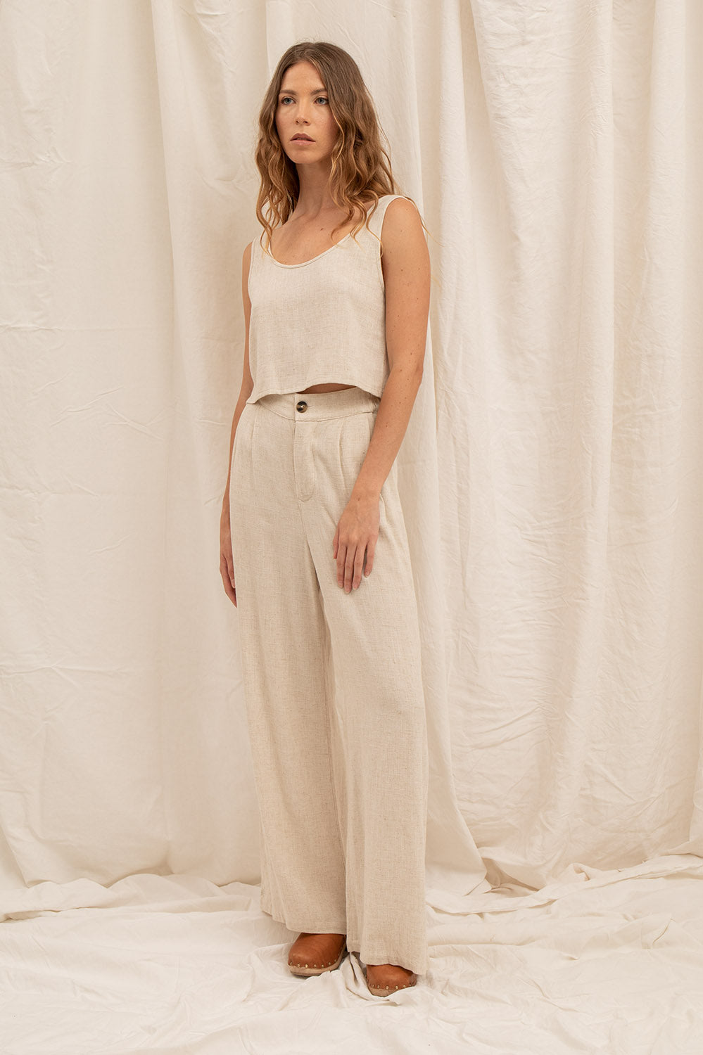 Pantalon en lin naturel signé La Treille – confort, tombé fluide et esprit solaire.