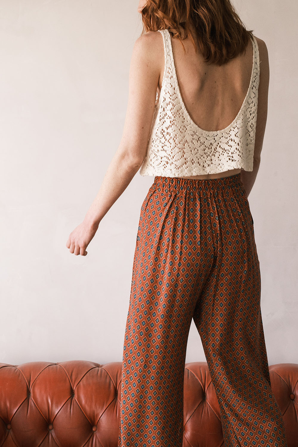 Vue arrière du pantalon Alba en tissu fluide imprimé provençal, taille haute élastiquée et coupe ample confortable.