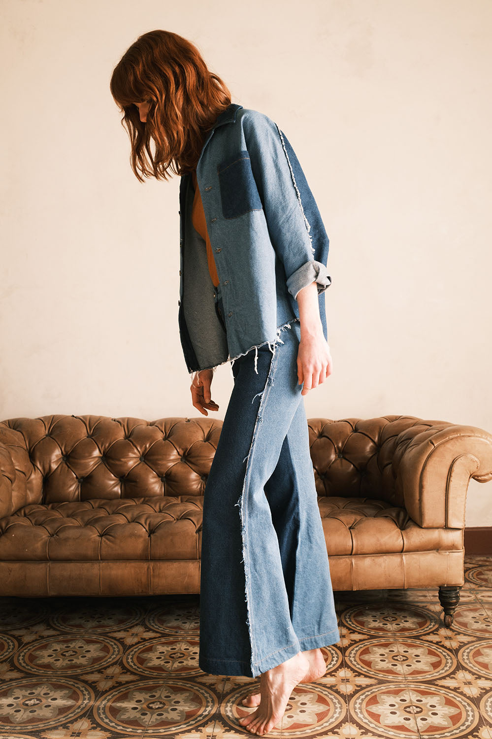 Vue de profil du pantalon patte d’eph Farrah avec coutures bords francs - La Treille.