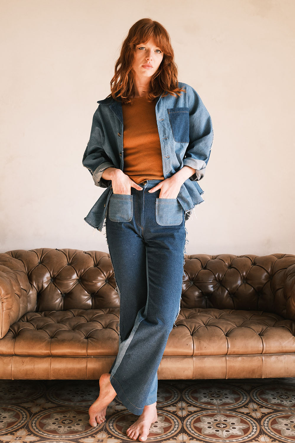 Look total denim La Treille avec le pantalon Farrah et la chemise Jimmy.