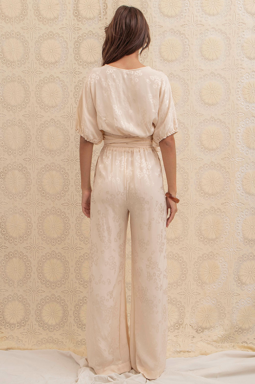 Vue dos du pantalon Gaia crème, coupe fluide et ourlet large, confection La Treille Maison Ensoleillée.