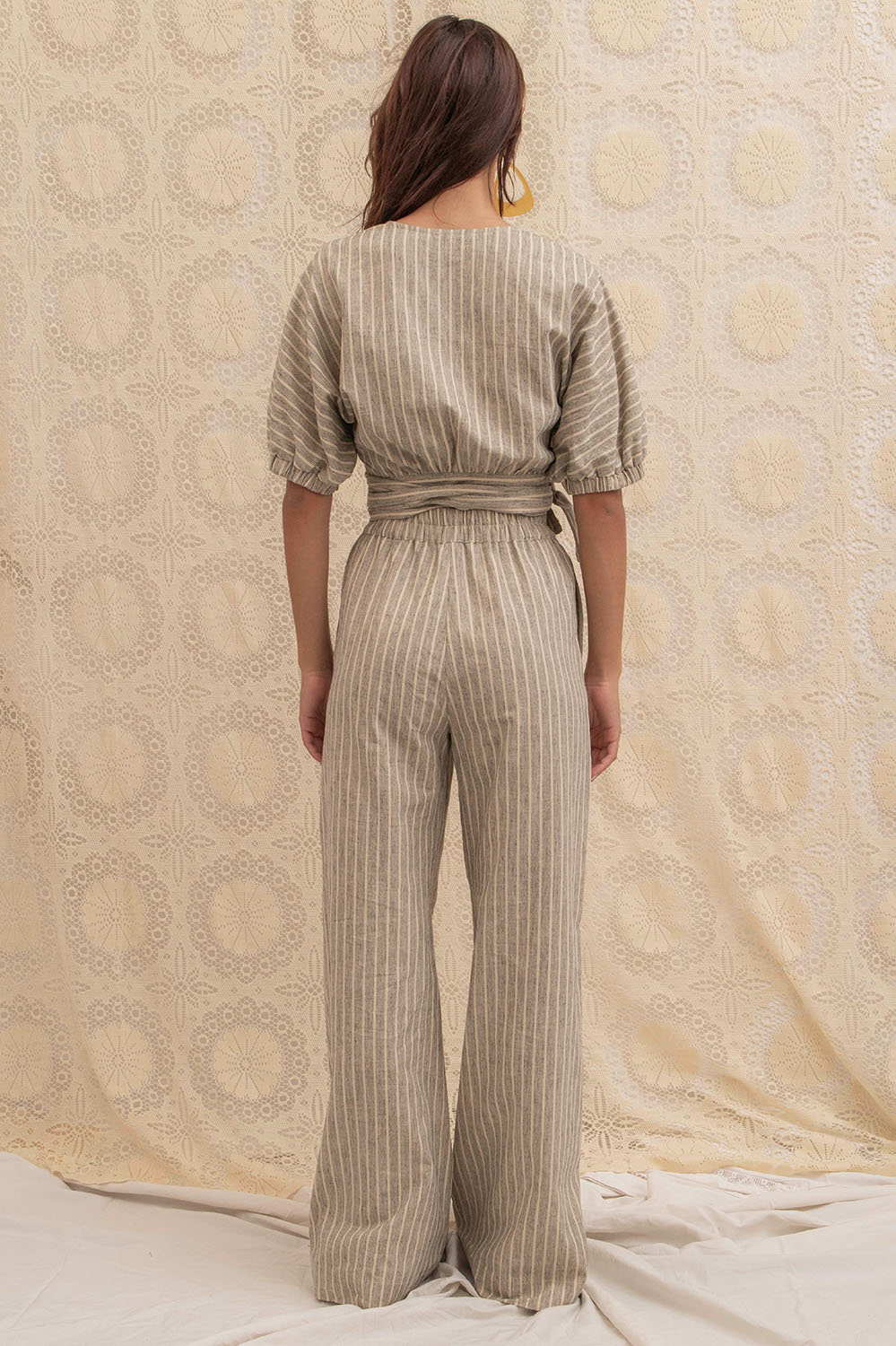 Pantalon Gaia vu de dos, associé au cache-cœur Charlie, silhouette élancée.