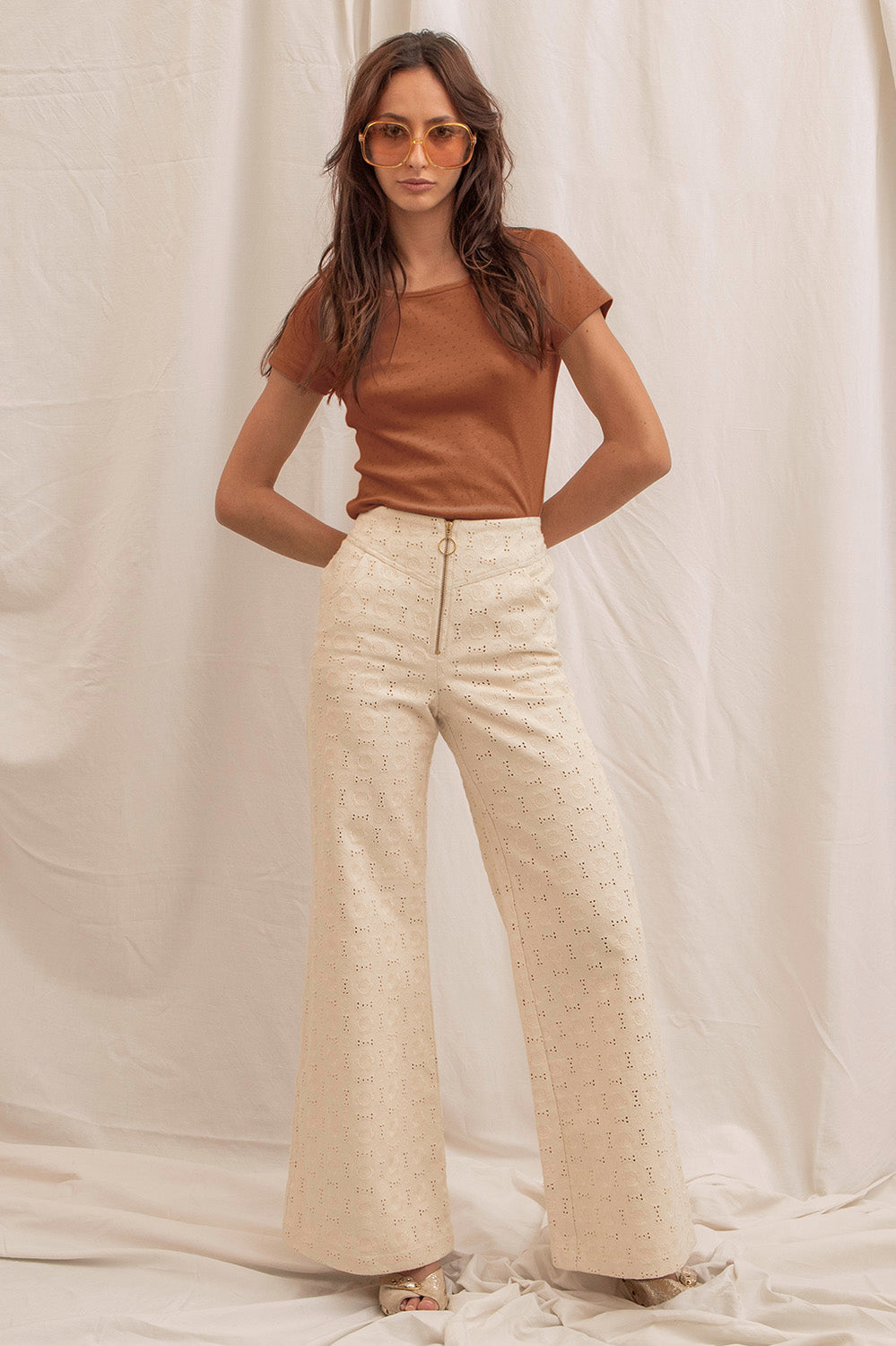 Pantalon flare LUIGI en broderie anglaise écrue, coupe années 70, fermeture zippée et allure solaire signée La Treille.
