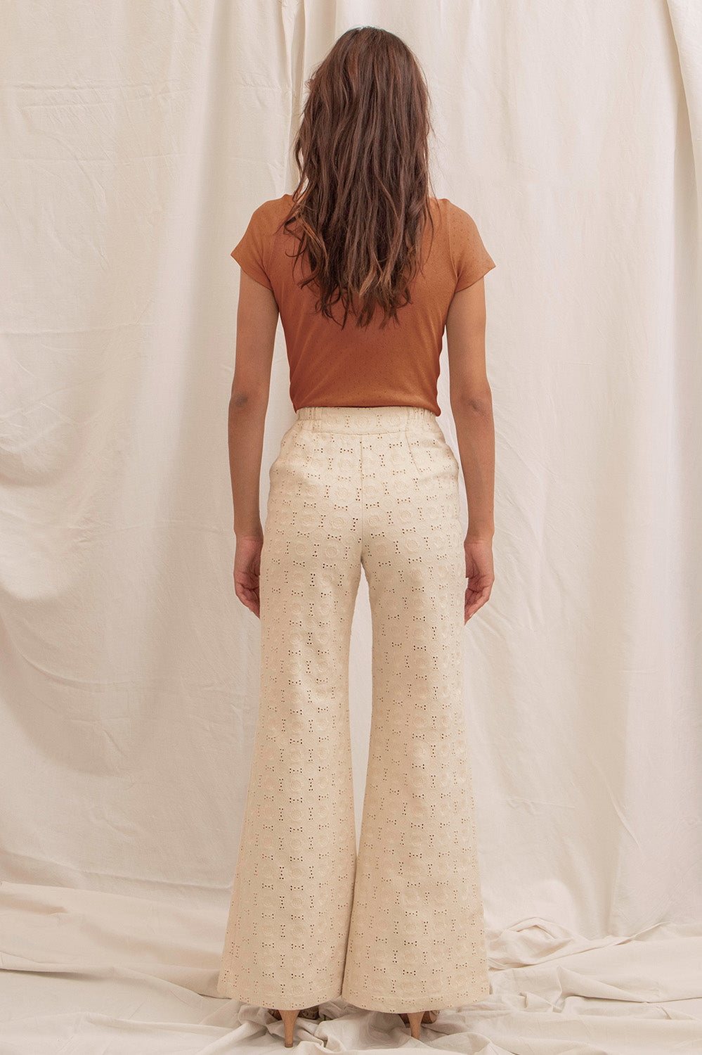Vue arrière du pantalon LUIGI flare femme, taille haute et broderie anglaise écrue, coupe flatteuse et estivale.