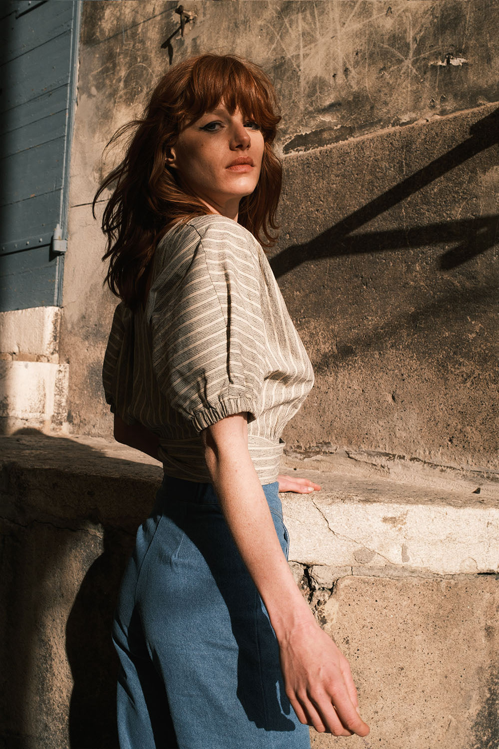 pantalon en denim bleu jeans taille haute coupe flare, fabriqué en France