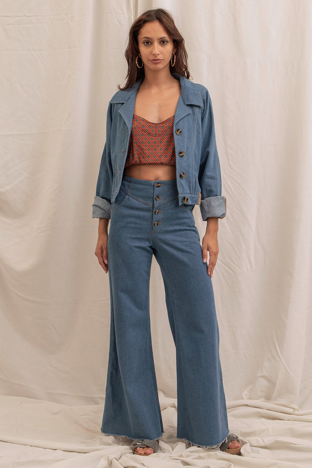 Look complet avec le pantalon Maria et le blouson Jane en denim bleu jeans – La Treille maison ensoleillée