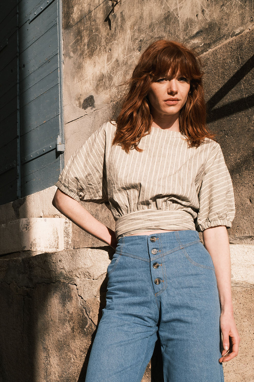 pantalon en denim bleu jeans taille haute coupe flare, fabriqué en France
