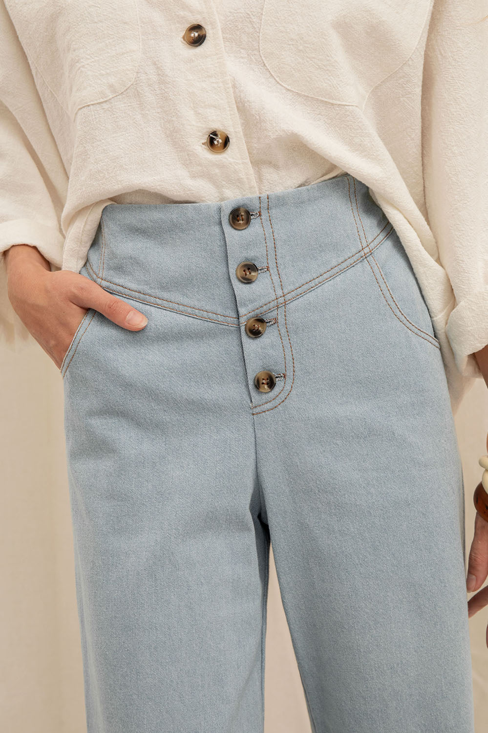 pantalon en denim bleu délavé taille haute coupe flare, fabriqué en France
