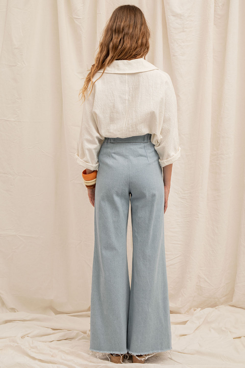 pantalon en denim bleu délavé taille haute coupe flare, fabriqué en France
