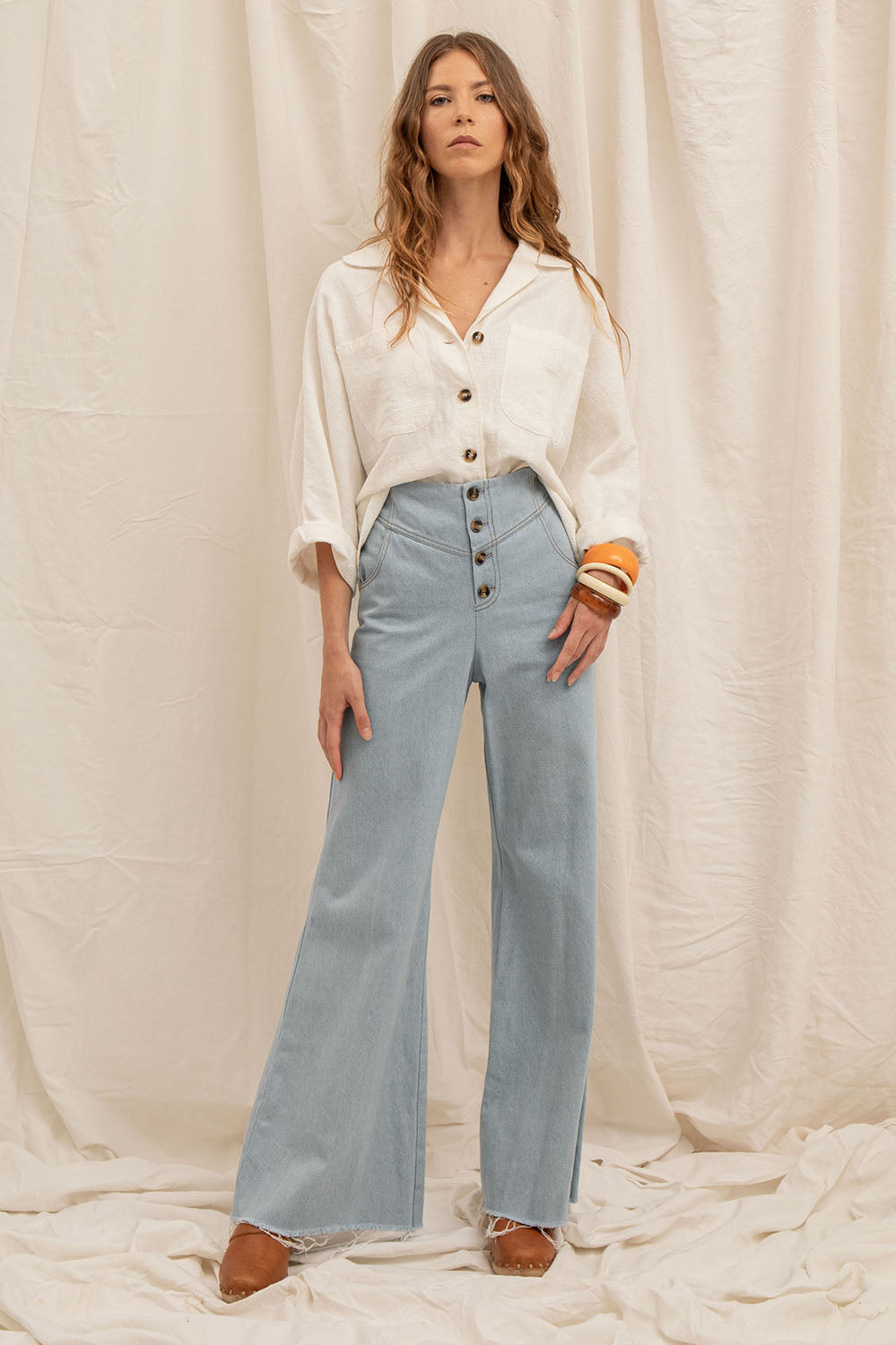 pantalon en denim bleu délavé taille haute coupe flare, fabriqué en France
