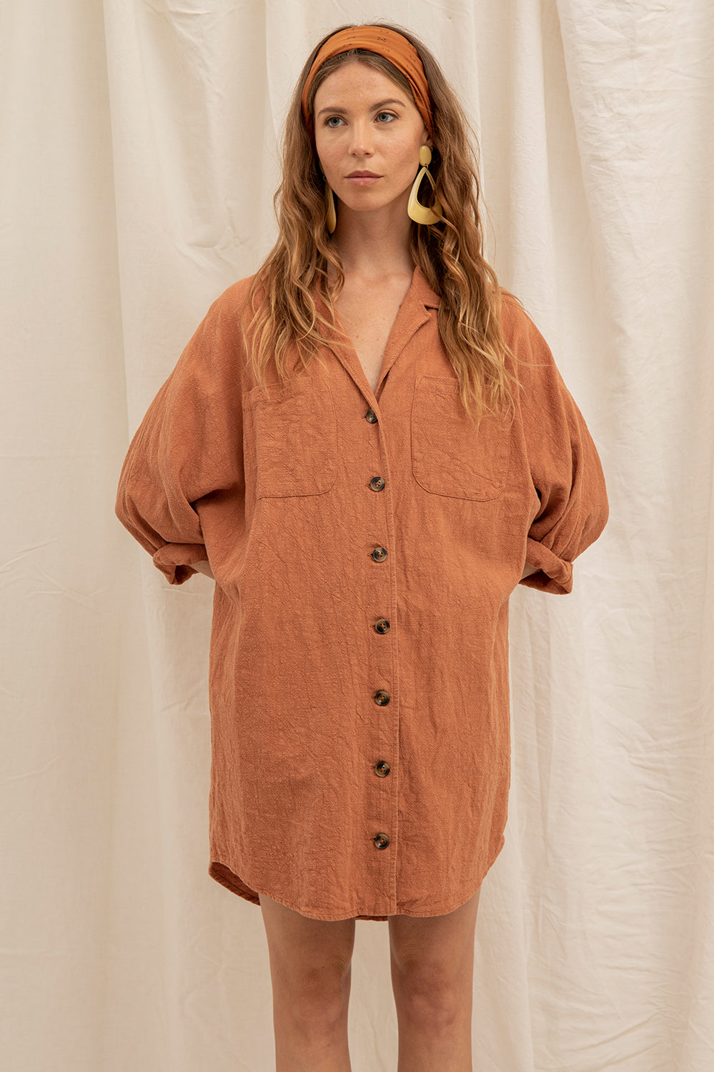 Robe chemise en lin argile – coupe ample et fluide, idéale pour toutes les silhouettes