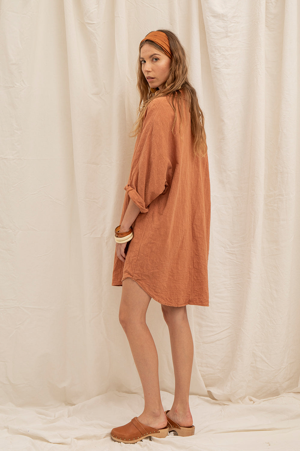 robe chemise courte en toile de ramie argile, coupe oversize, fabriquée en France
