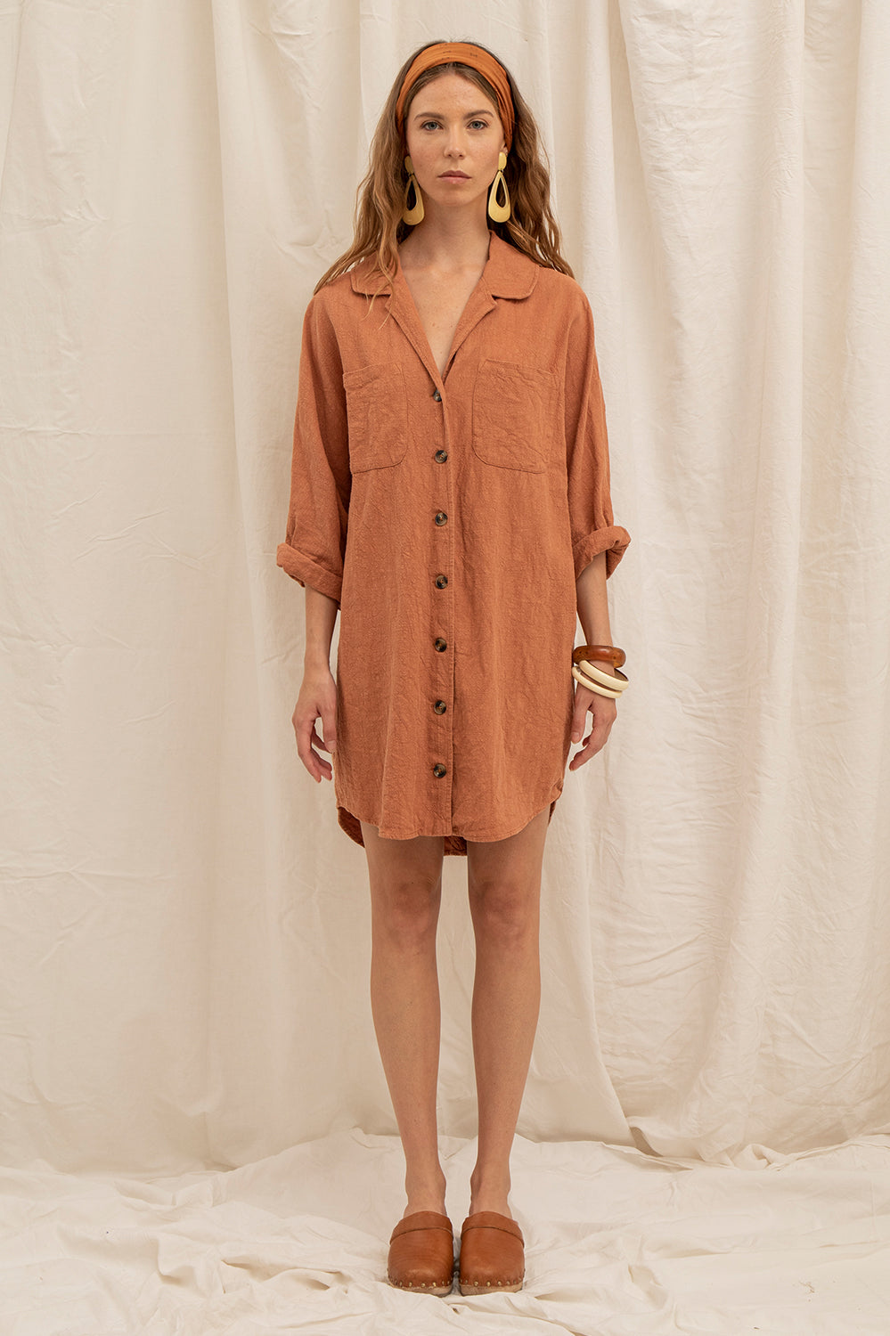Robe Lola La Treille – robe chemise oversize courte coloris argile, poches poitrine et manches retroussées.
