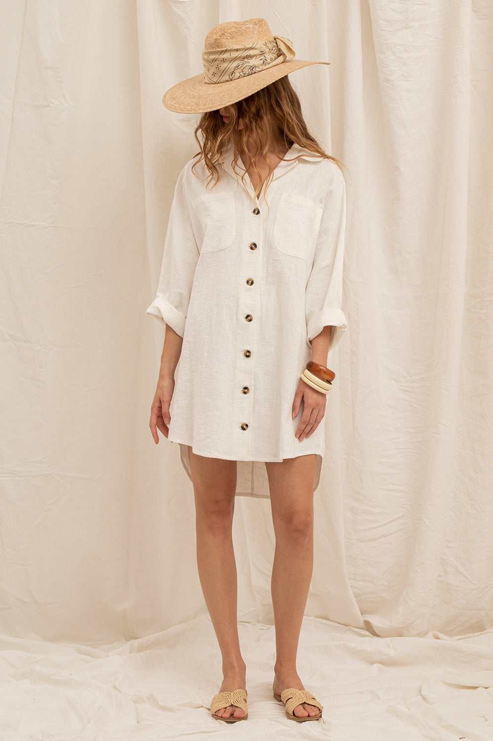 Robe Lola en lin naturel – look d’été avec chapeau de paille, boutons marbrés et manches 3/4.