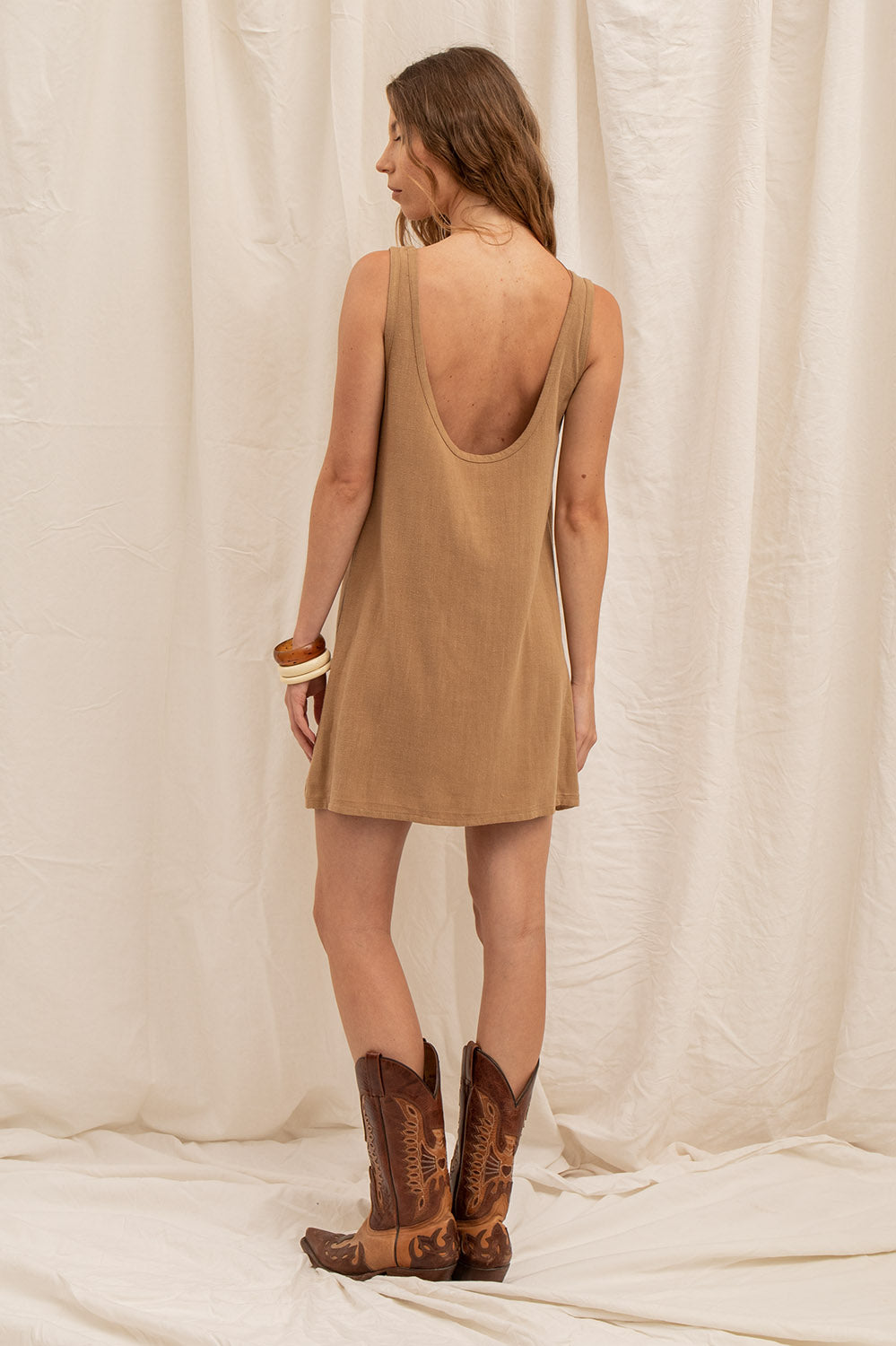 Dos de la robe Monique latte dévoilant un décolleté plongeant, coupe droite et matière fluide.