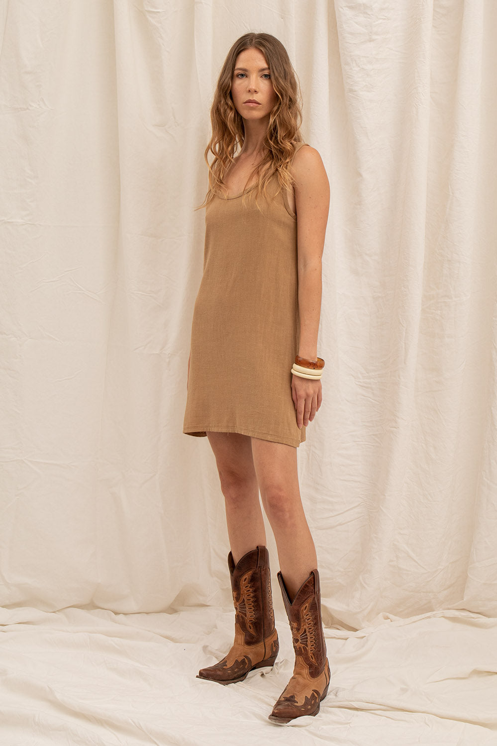 Robe courte latte en lin vue de profil, avec coupe fluide et look bohème chic signé La Treille.