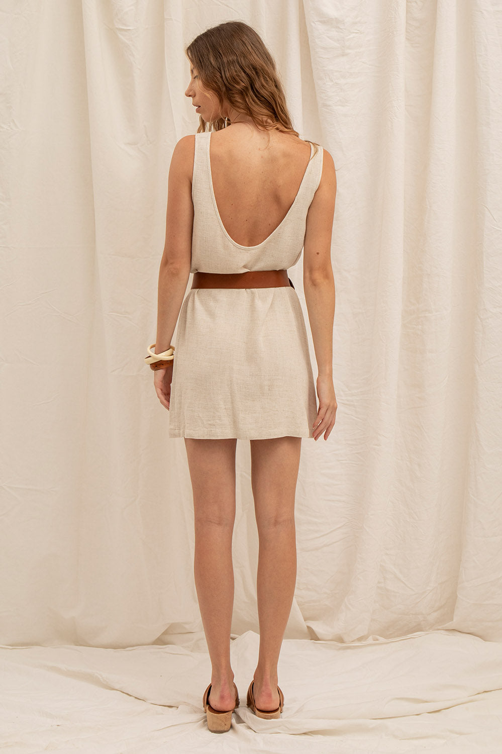 robe courte dos nu en lin et viscose naturel, fabriquée en France