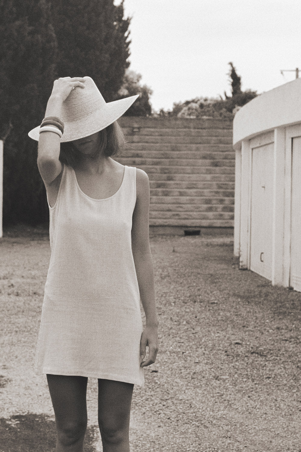 robe courte dos nu en lin et viscose naturel, fabriquée en France