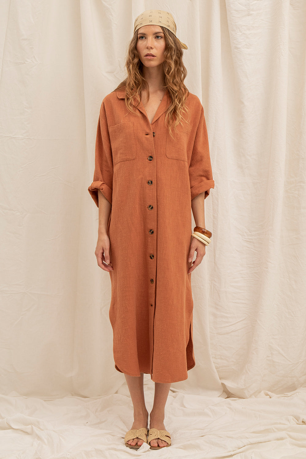 Robe Scarlett coloris argile – robe chemise longue oversize, manches 3/4 et poches poitrine.