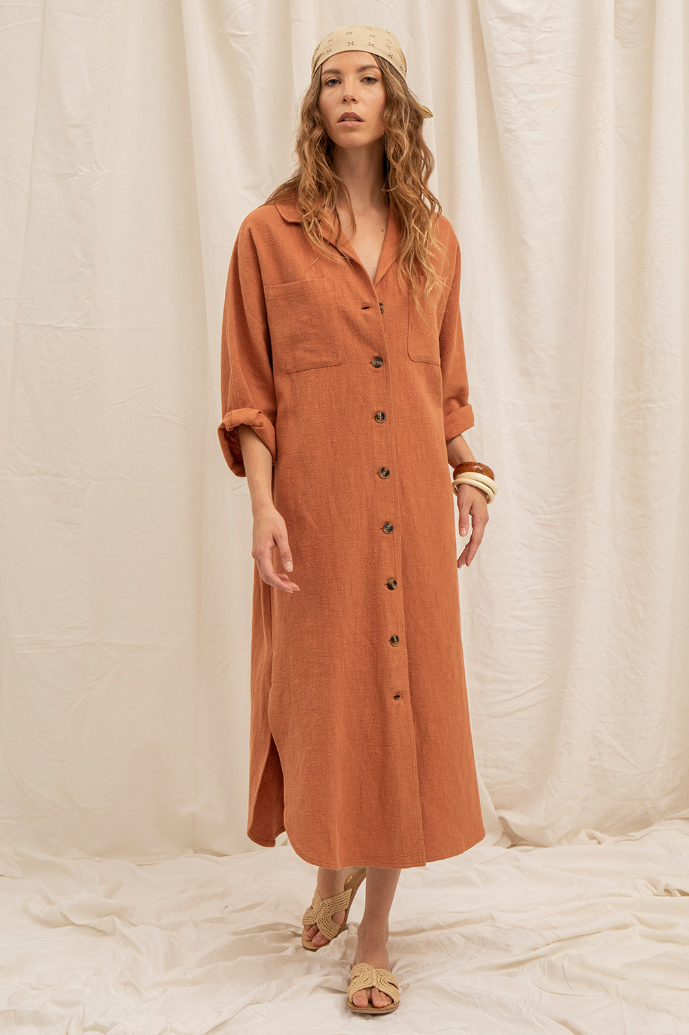 Robe Scarlett en mouvement – coloris argile, coupe fluide et fentes latérales.