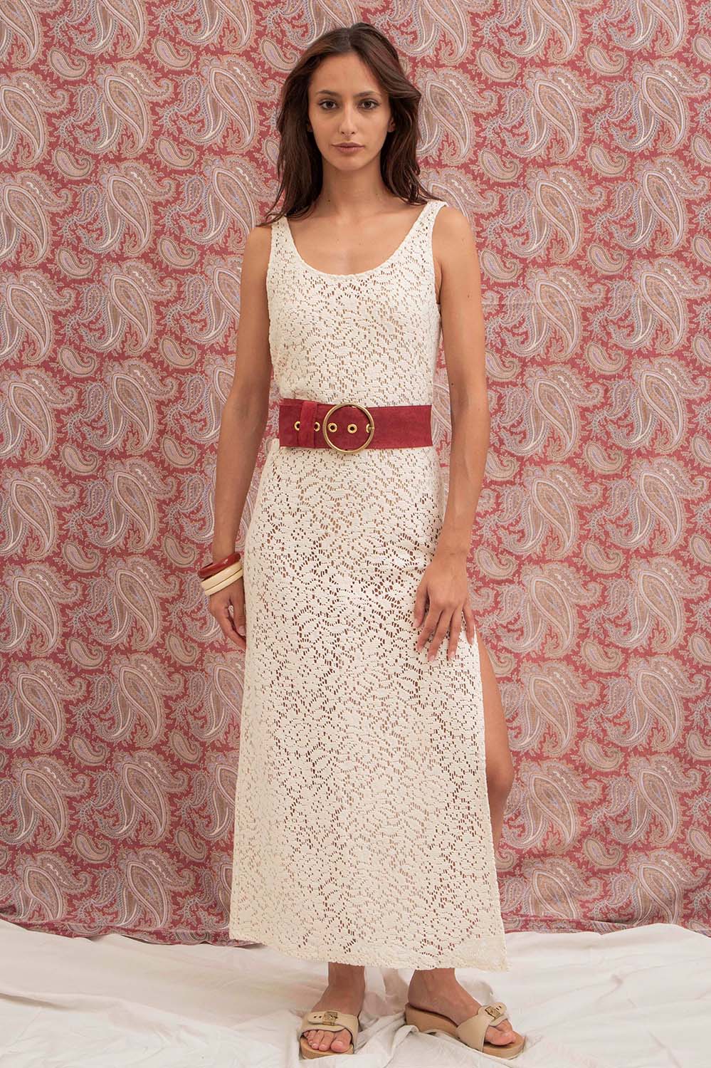 Robe longue Sophia portée avec ceinture rouge, fente sur la jambe et dentelle délicate.