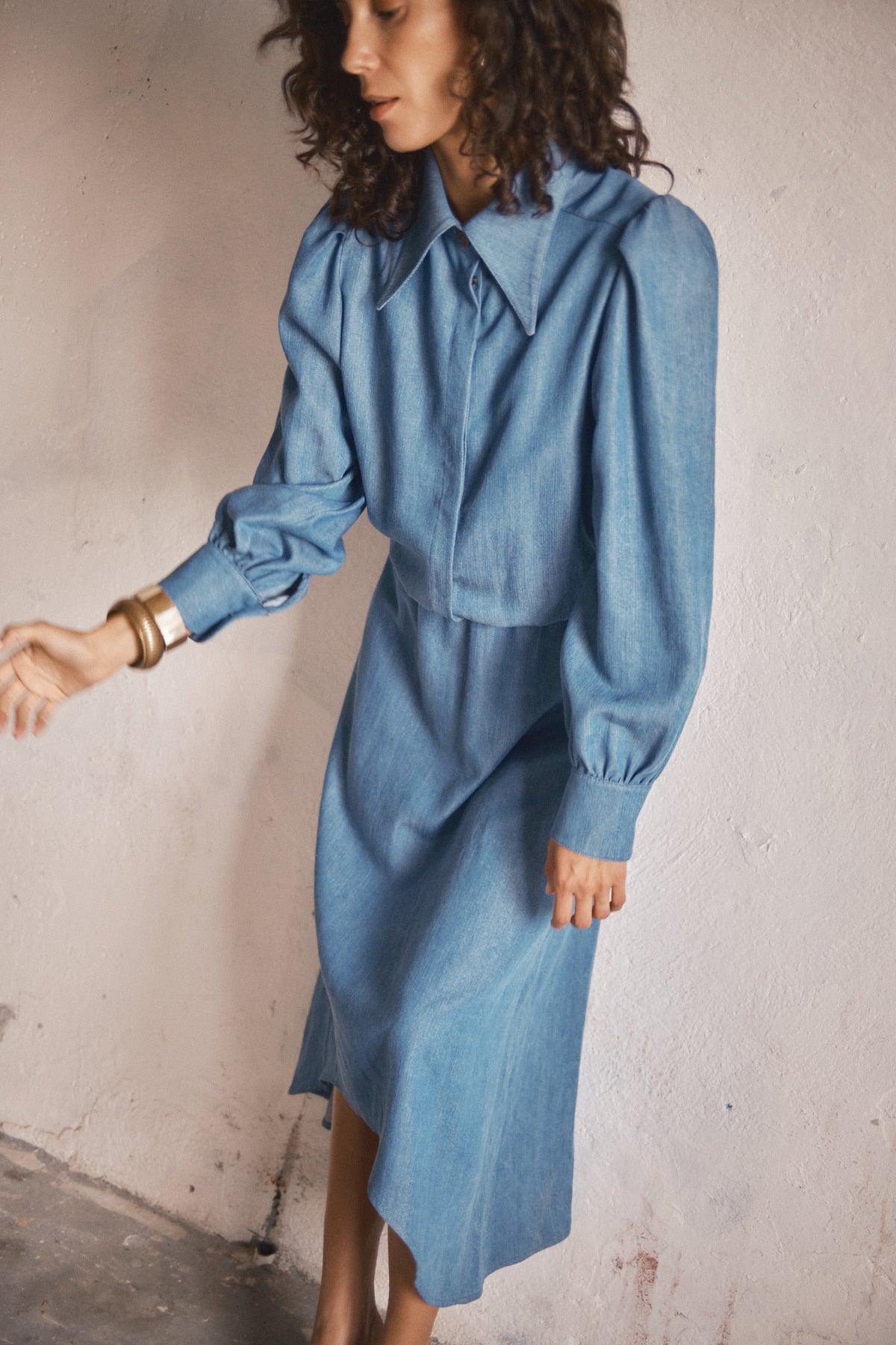 Robe chemise bleue en jacquard avec col pelle à tarte et manches longues bouffantes une silhouette féminine inspirée des années 70