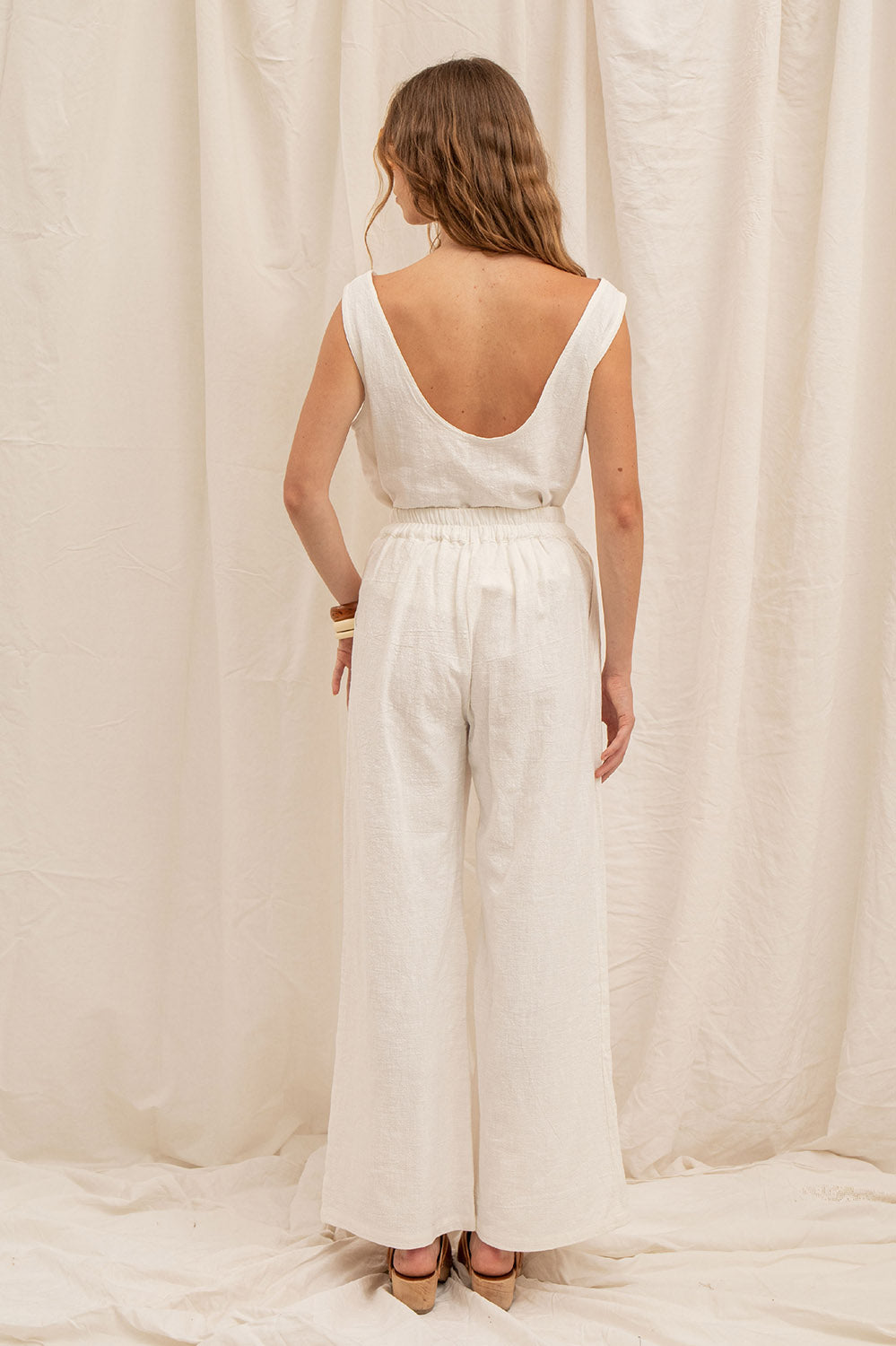 Vue dos du top Louisa – associé au pantalon taille haute pour un look minimaliste