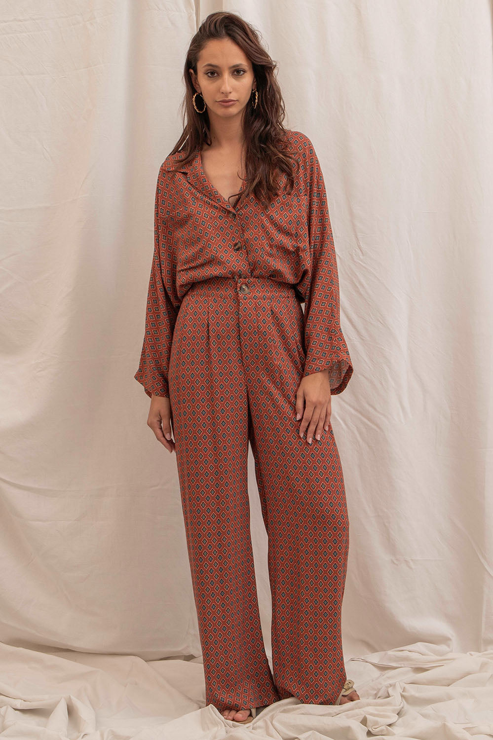 Total look La Treille avec pantalon Alba fluide et chemise Romy assortie, motif provençal rouge, style vintage chic.