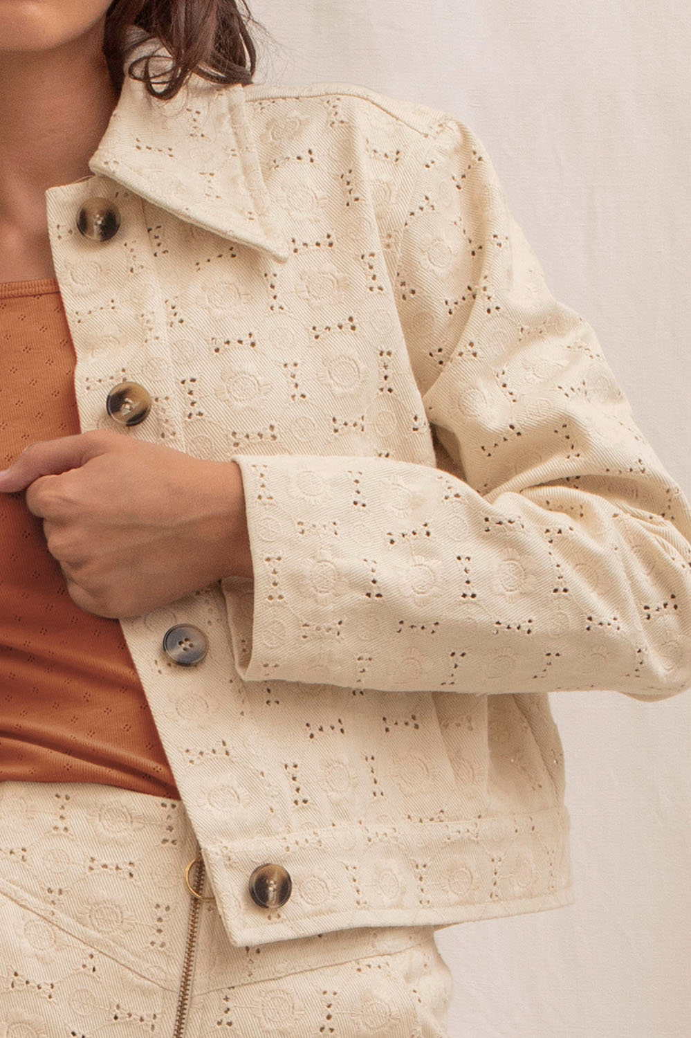 Zoom sur les détails de la veste Giorgia, boutons marbrés et broderies en coton.