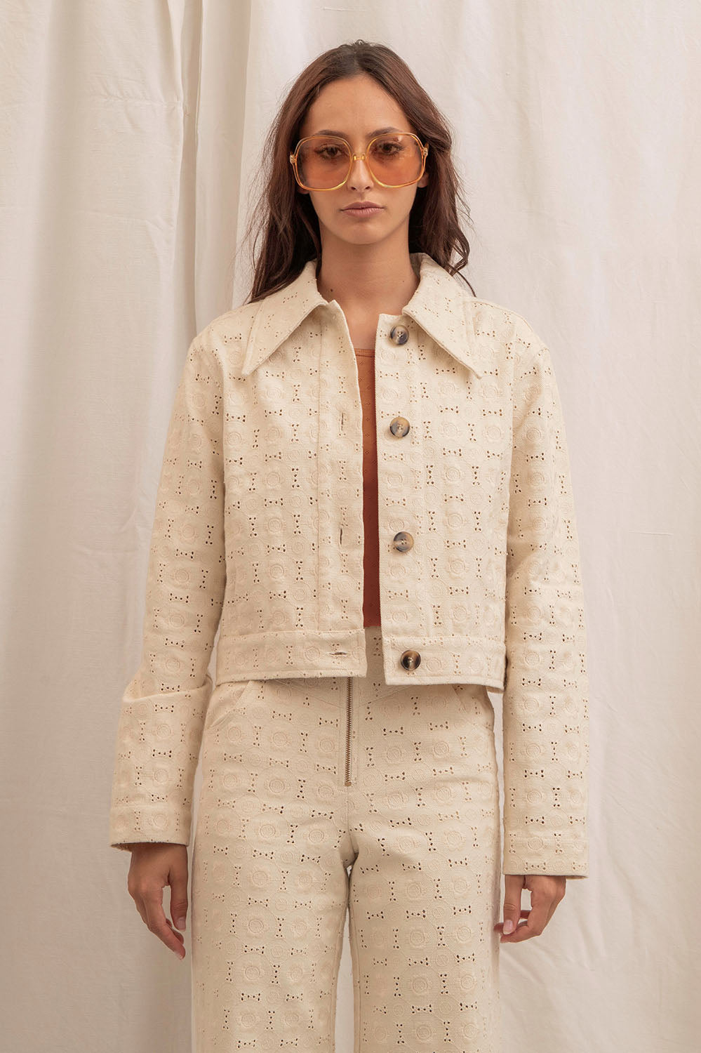 Vue de face de la veste Giorgia fermée, col pelle à tarte et silhouette structurée - La Treille