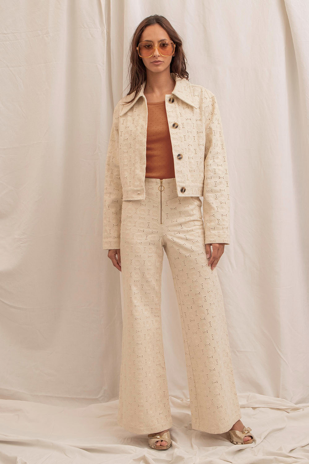 Look complet avec la veste Giorgia et le pantalon coordonné en coton brodé écru - La Treille