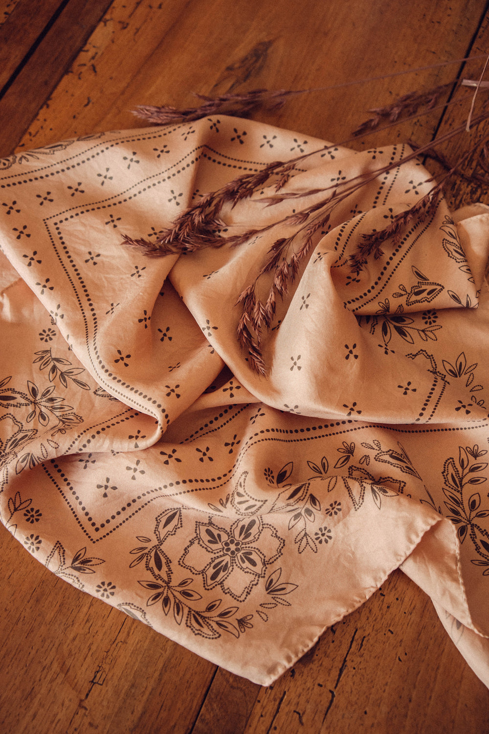 la treille Bandana Soie blush teint à la main