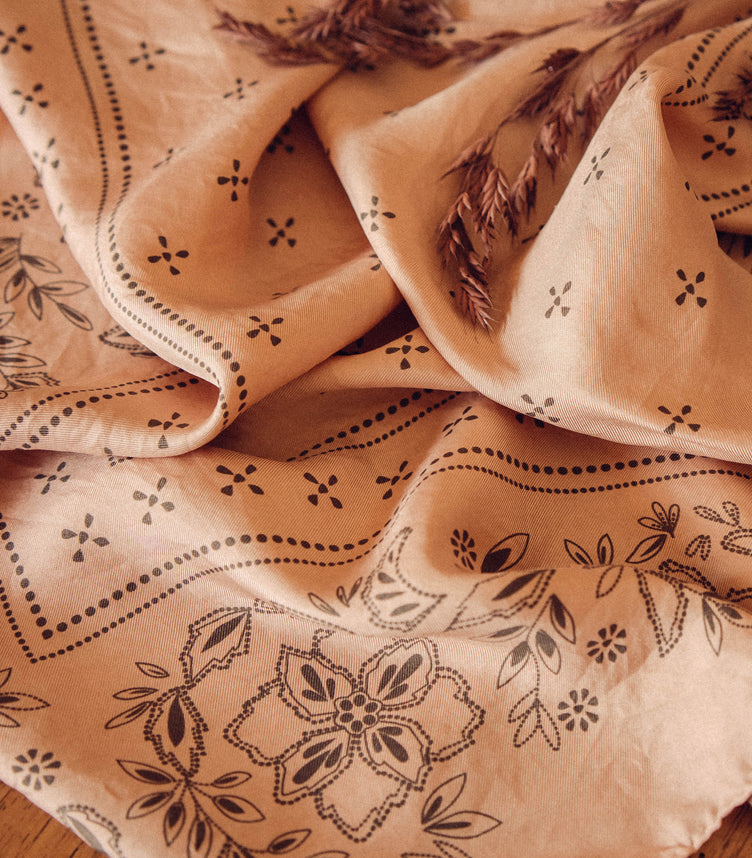 la treille maison ensoleillée foulard soie blush