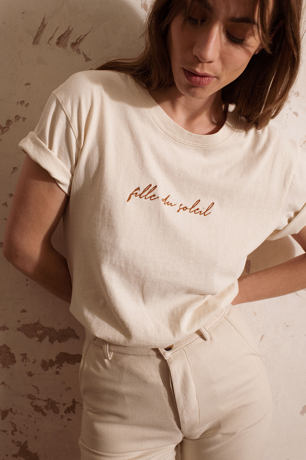 Tee-shirt en coton bio brodé "Fille du Soleil", vue de face, collection La Treille.