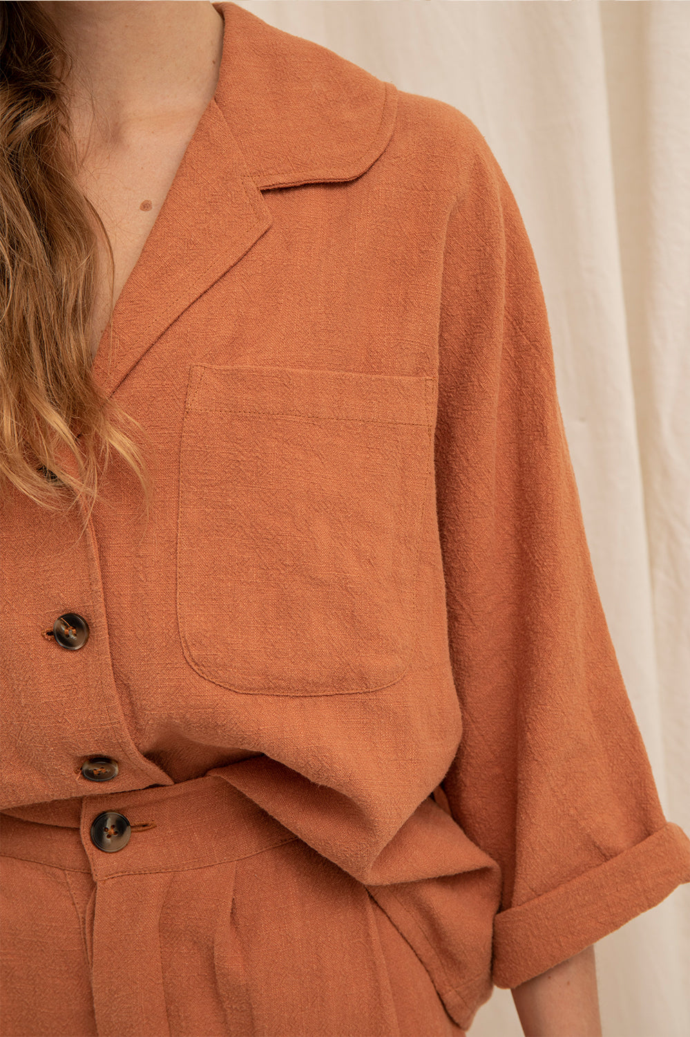 chemise oversize en toile de ramie argile, manches kimono, fabriquée en France