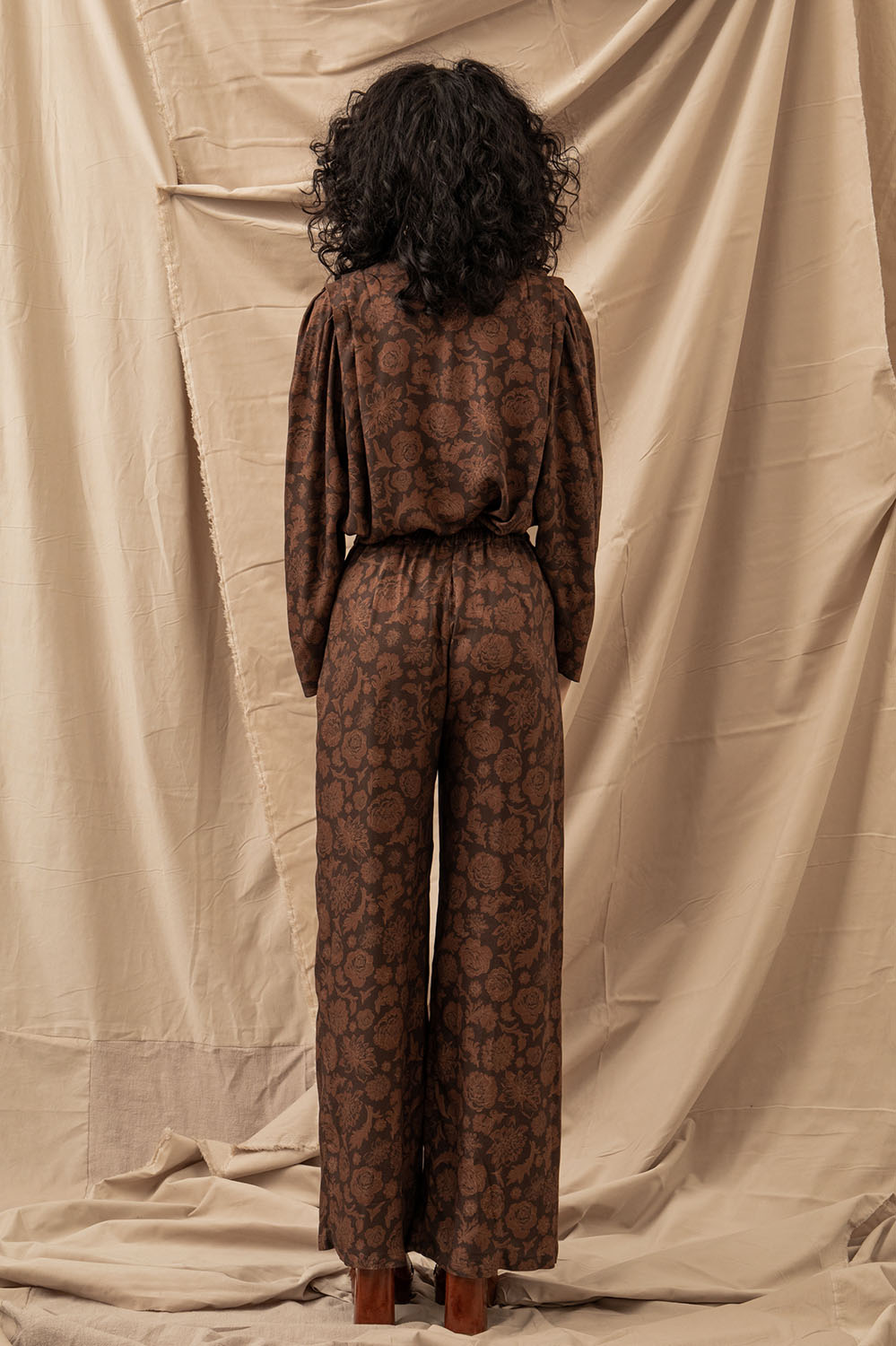 pantalon imprimé fleurs marron