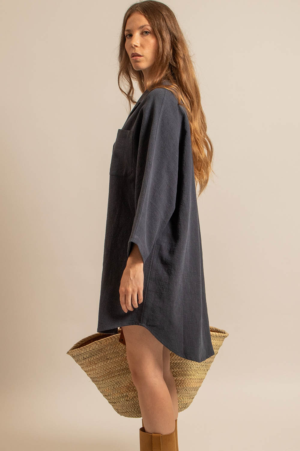 robe chemise courte en toile de ramie bleu nuit, coupe oversize, fabriquée en France