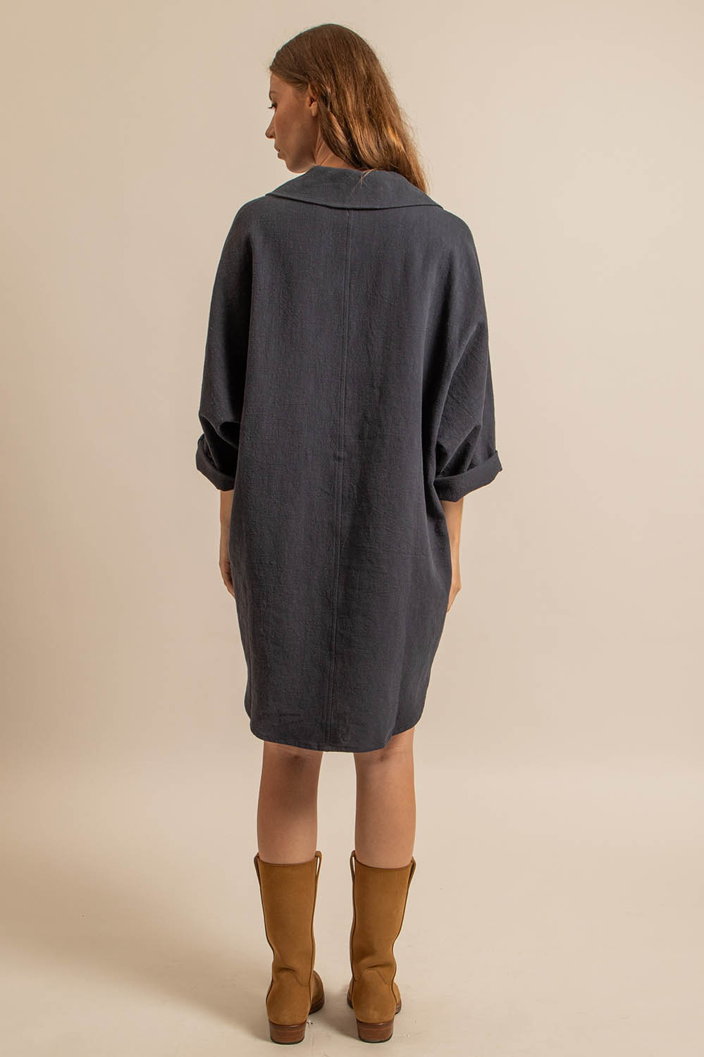 robe chemise courte en toile de ramie bleu nuit, coupe oversize, fabriquée en France