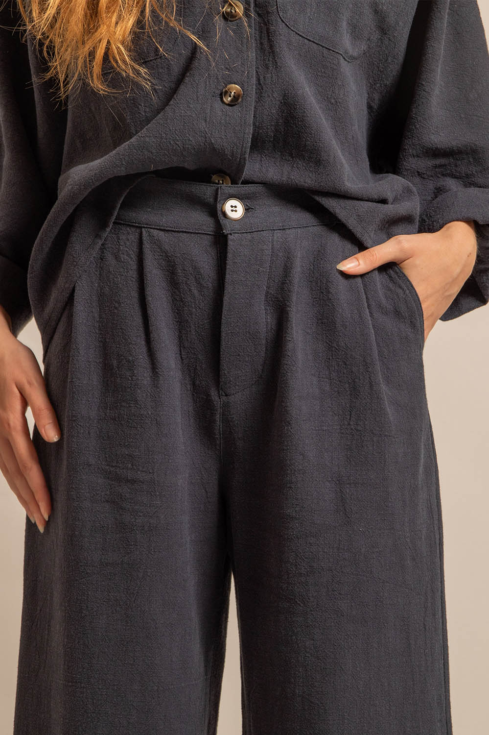 pantalon taille haute en toile de ramie bleu nuit, coupe ample, fabriqué en France