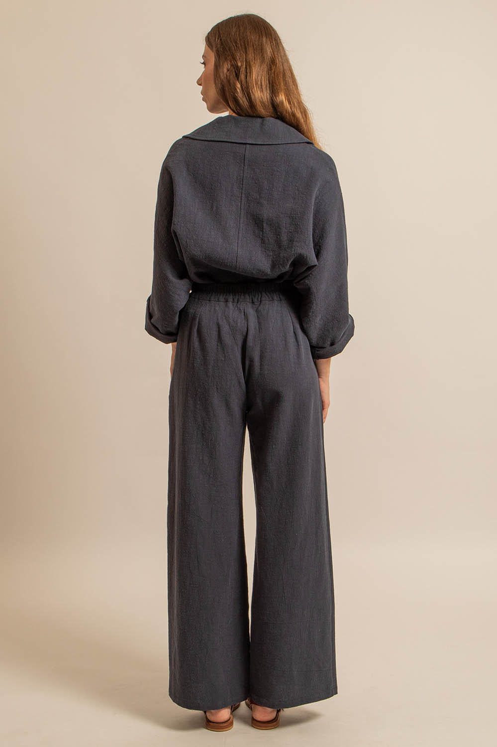 pantalon taille haute en toile de ramie bleu nuit, coupe ample, fabriqué en France