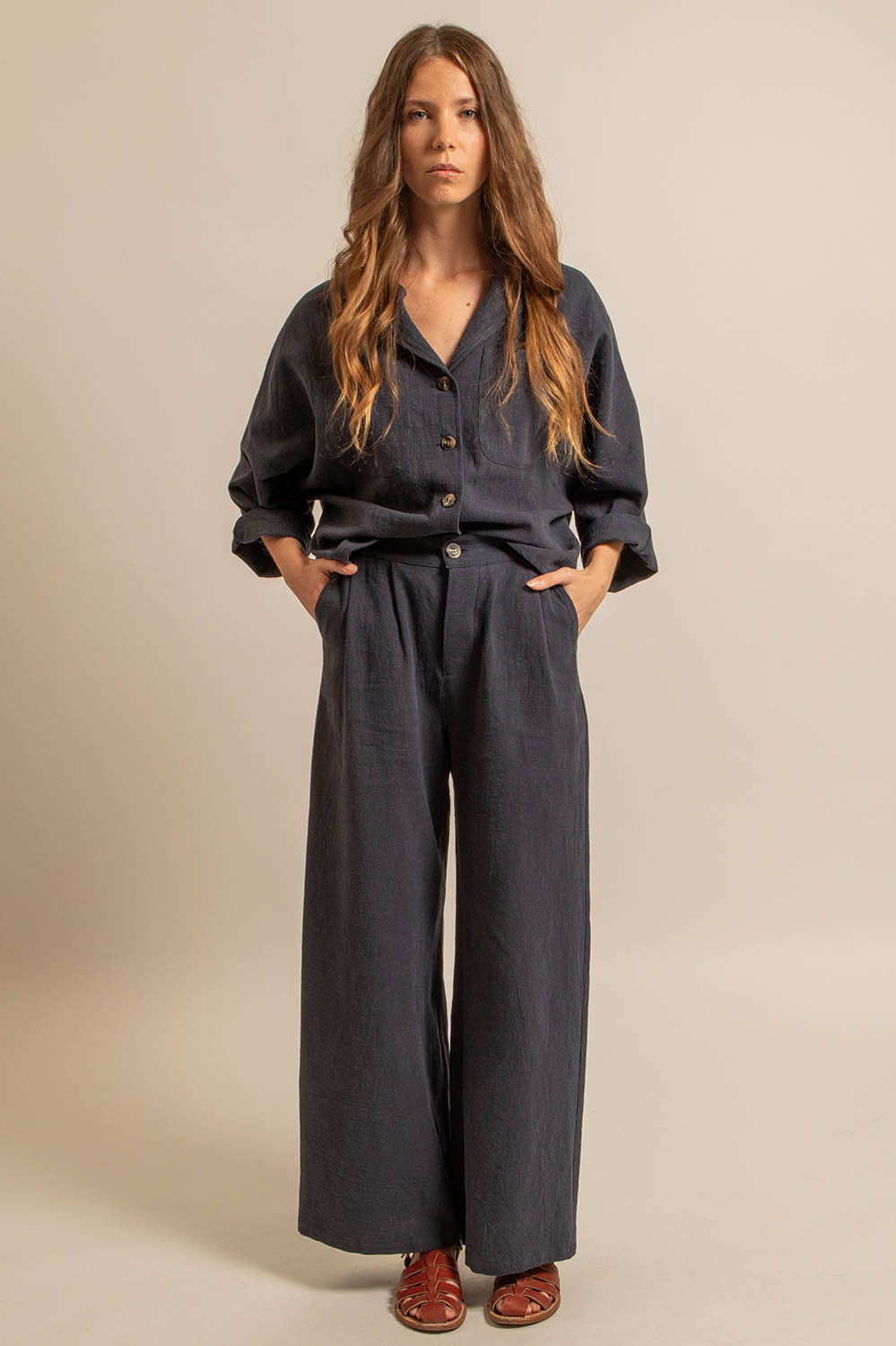 pantalon taille haute en toile de ramie bleu nuit, coupe ample, fabriqué en France