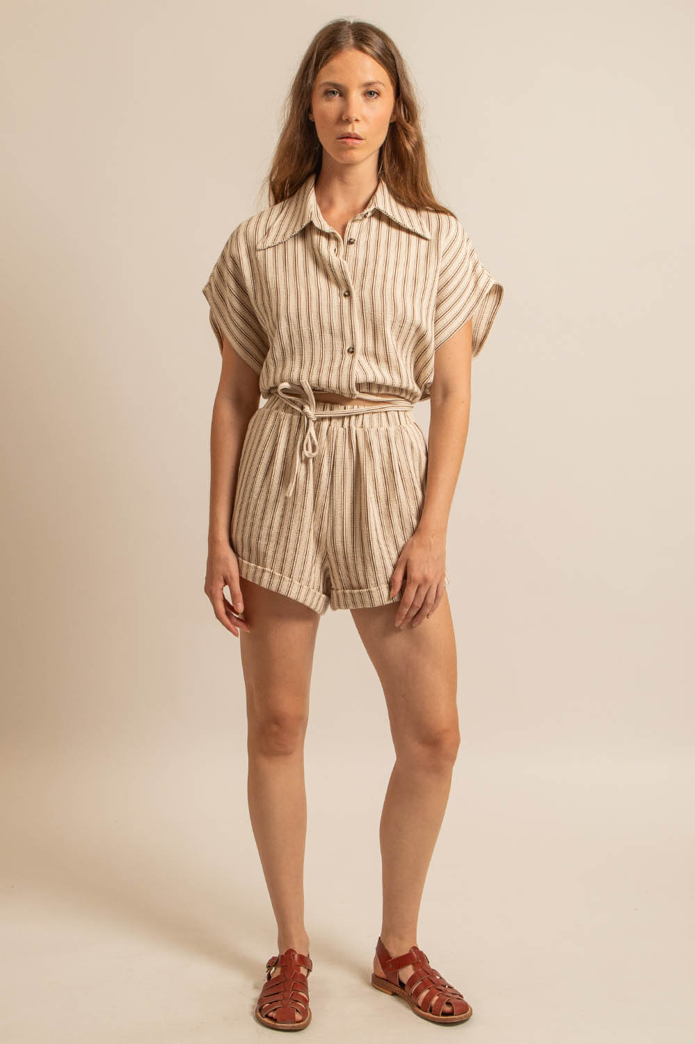 chemisier sans manches en coton texturé rayures beige et marron, fabriqué en France