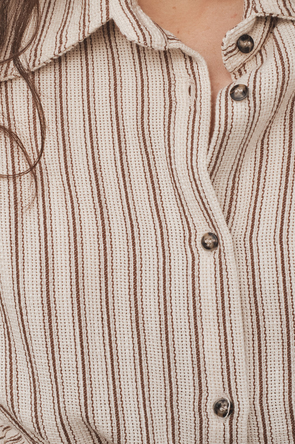 chemisier sans manches en coton texturé rayures beige et marron, fabriqué en France