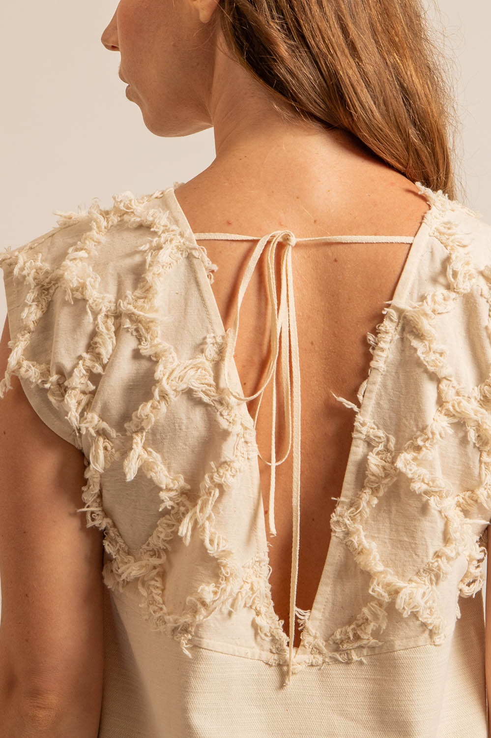 robe courte en coton naturel avec franges, dos nu, fabriquée en France