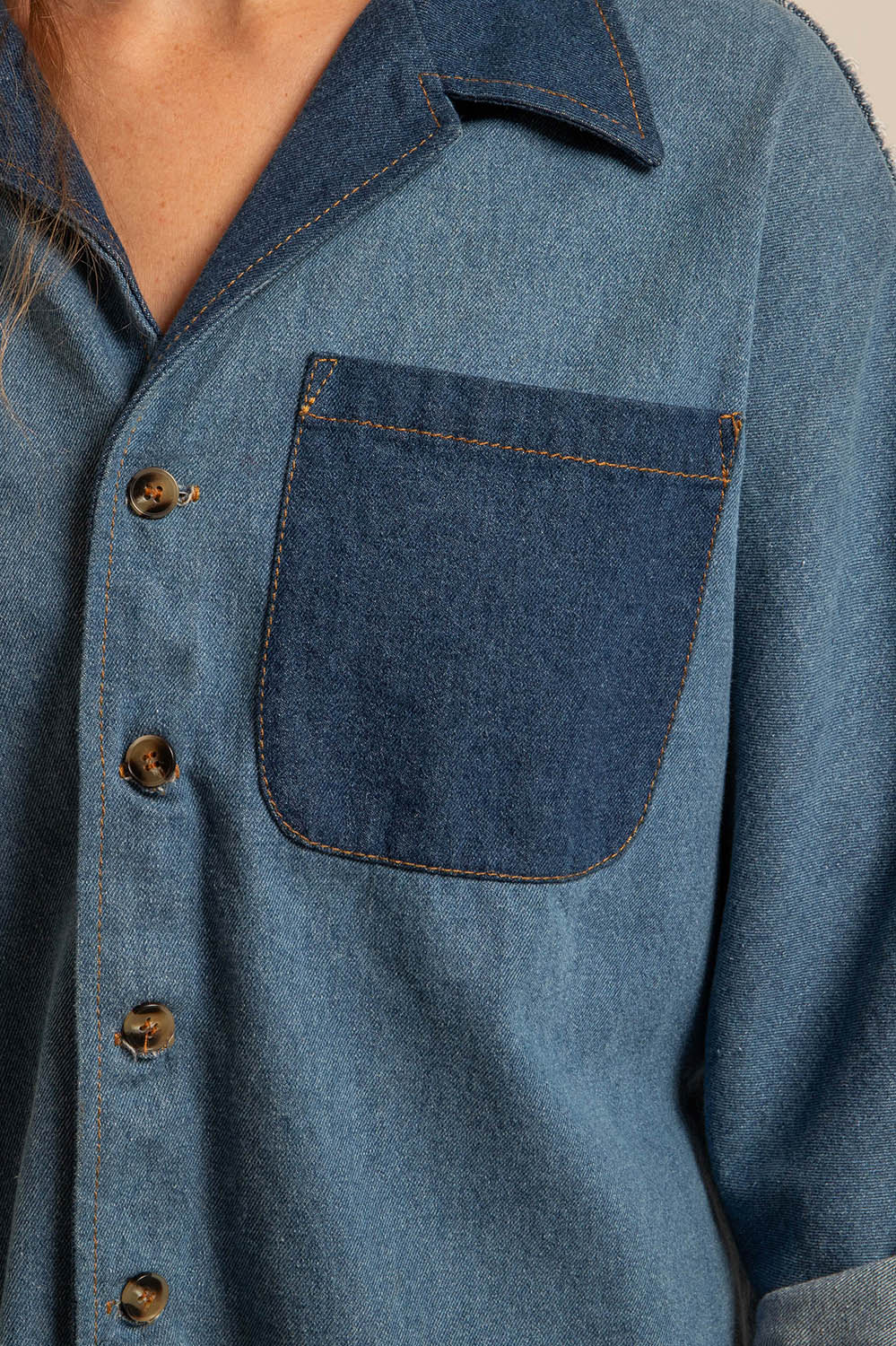 chemise en denim bicolore bleu, coupe ample, fabriquée en France